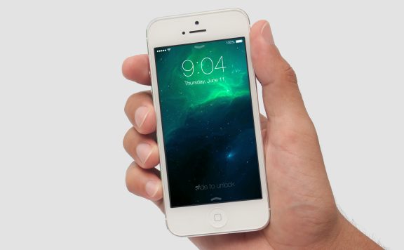 手上拿iPhone 5S手机样机