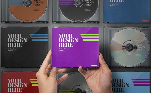 握着CD 包装盒子套装的手样机 (PSD)