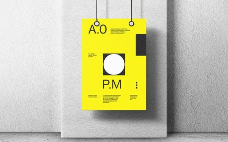 挂在墙上的海报模型样机 (PSD)