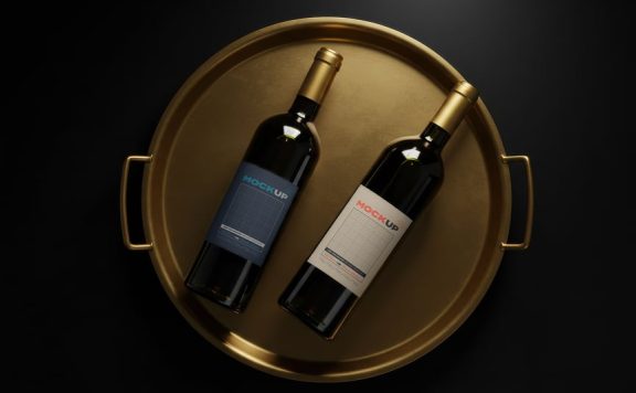 金牌标签模型上的葡萄酒瓶样机 (PSD)