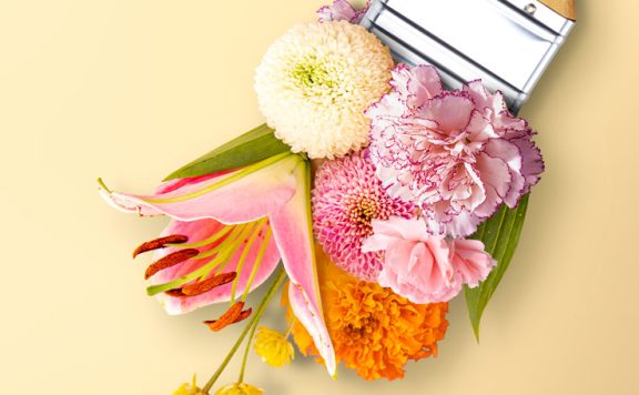 花束毛刷春季概念海报设计素材 (psd)