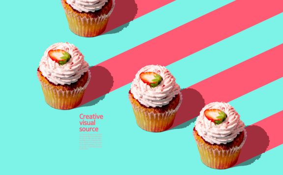 草莓奶油小蛋糕创意视觉海报设计模板 (psd)