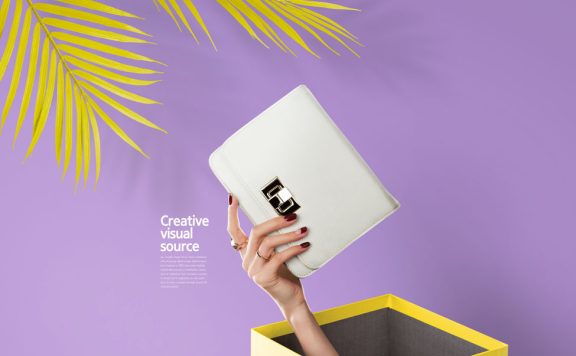 时尚女包广告创意视觉海报设计模板 (psd)