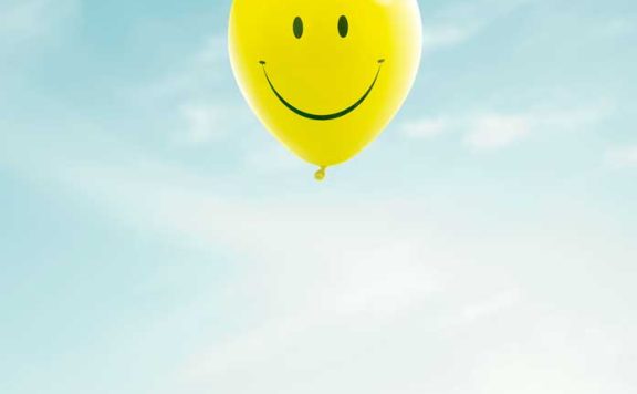 微笑气球油菜花蓝天手机壁纸背景素材 (psd)