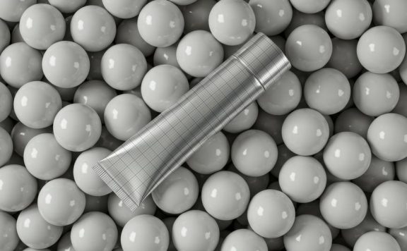 护肤品球背景样机 (PSD)