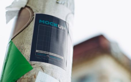 贴在街头杆上的广告模型 样机 (PSD)