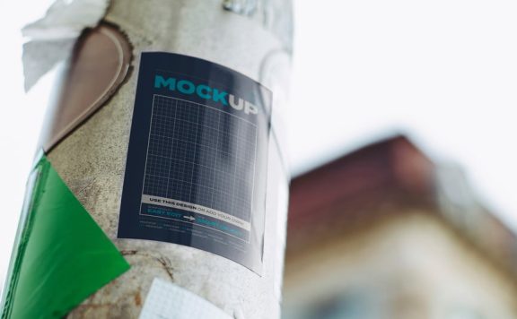 贴在街头杆上的广告模型 样机 (PSD)